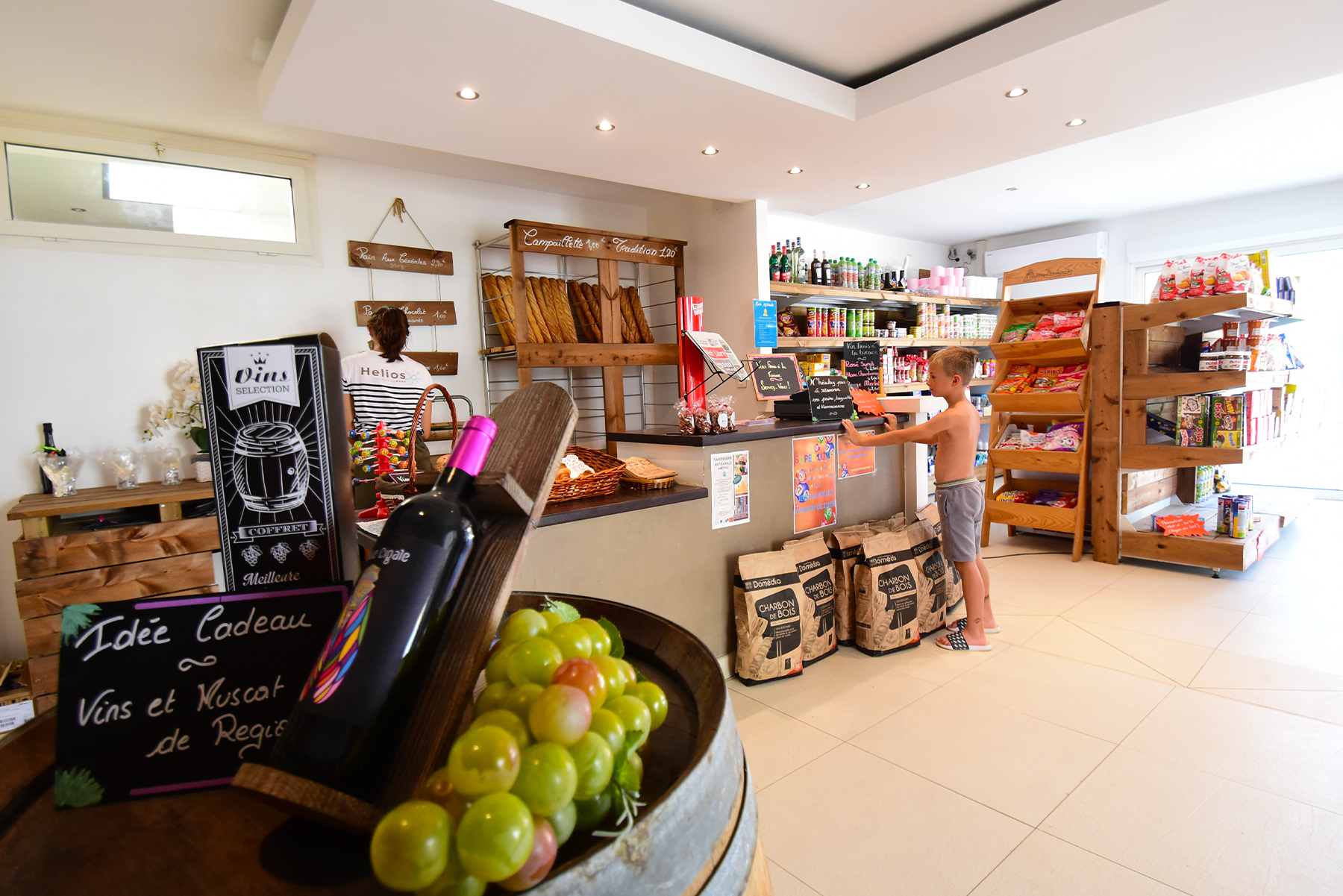 Une picerie avec les produits de premire ncessit