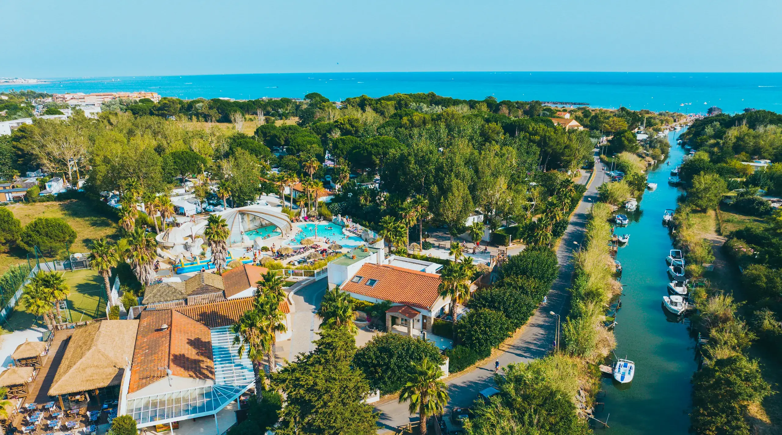 Vue aérienne d'un village vacances et canal.