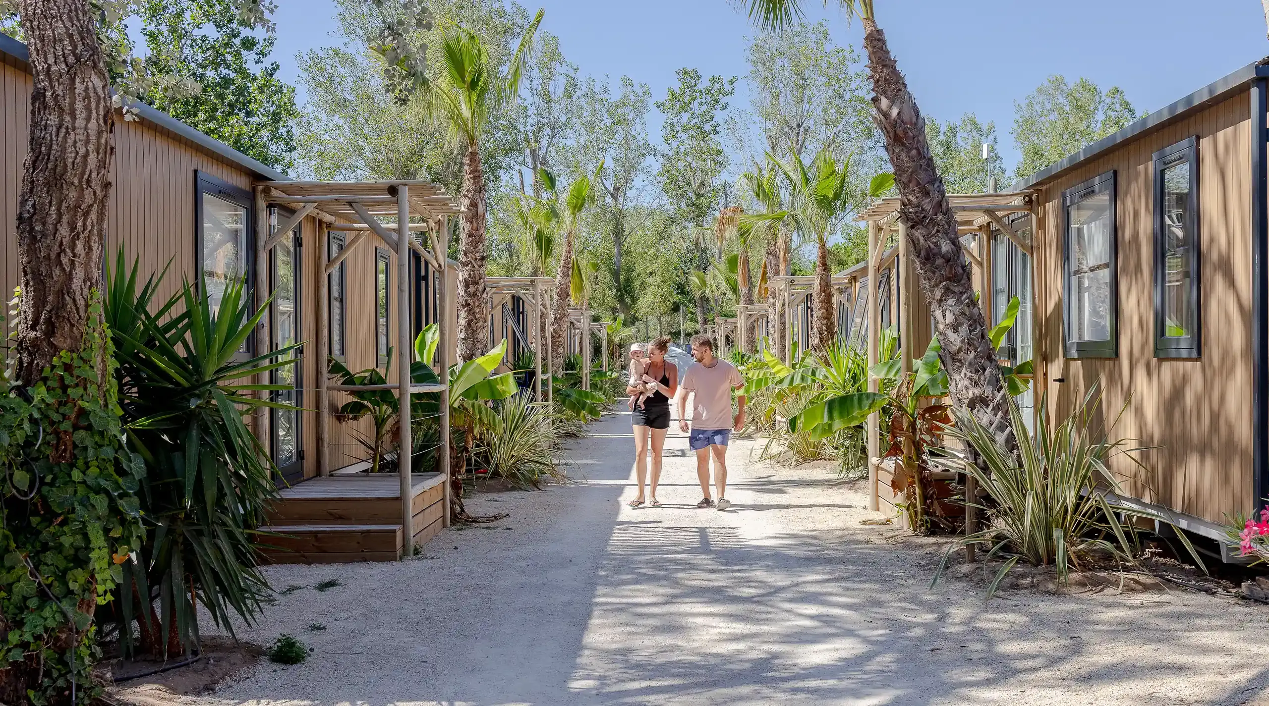 Famille marchant dans un camping ensoleillé