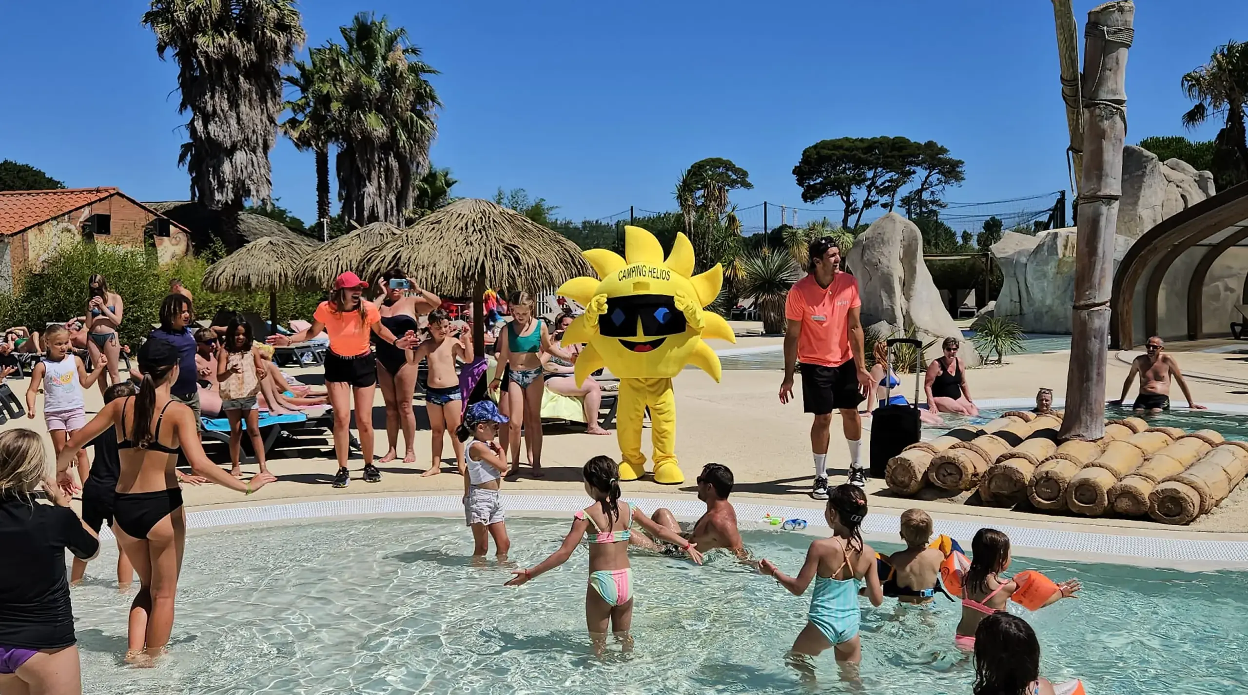 Enfants jouant dans une piscine au camping.