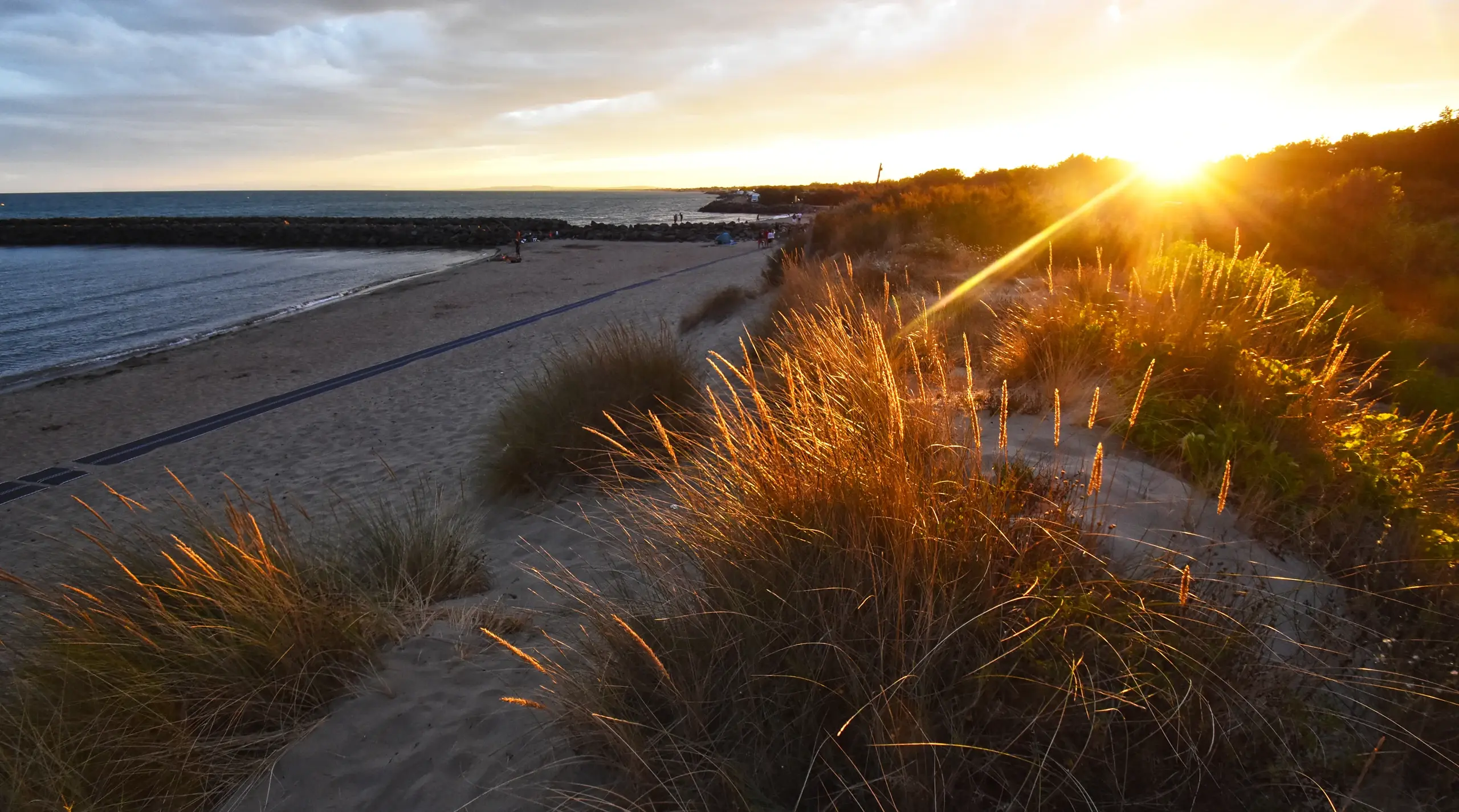 Coucher de soleil sur la plage et dunes.