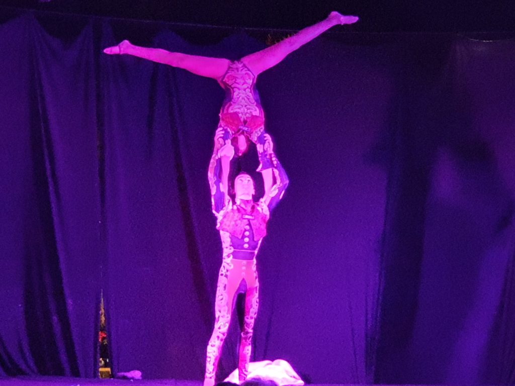 Deux acrobates réalisant une figure en équilibre.