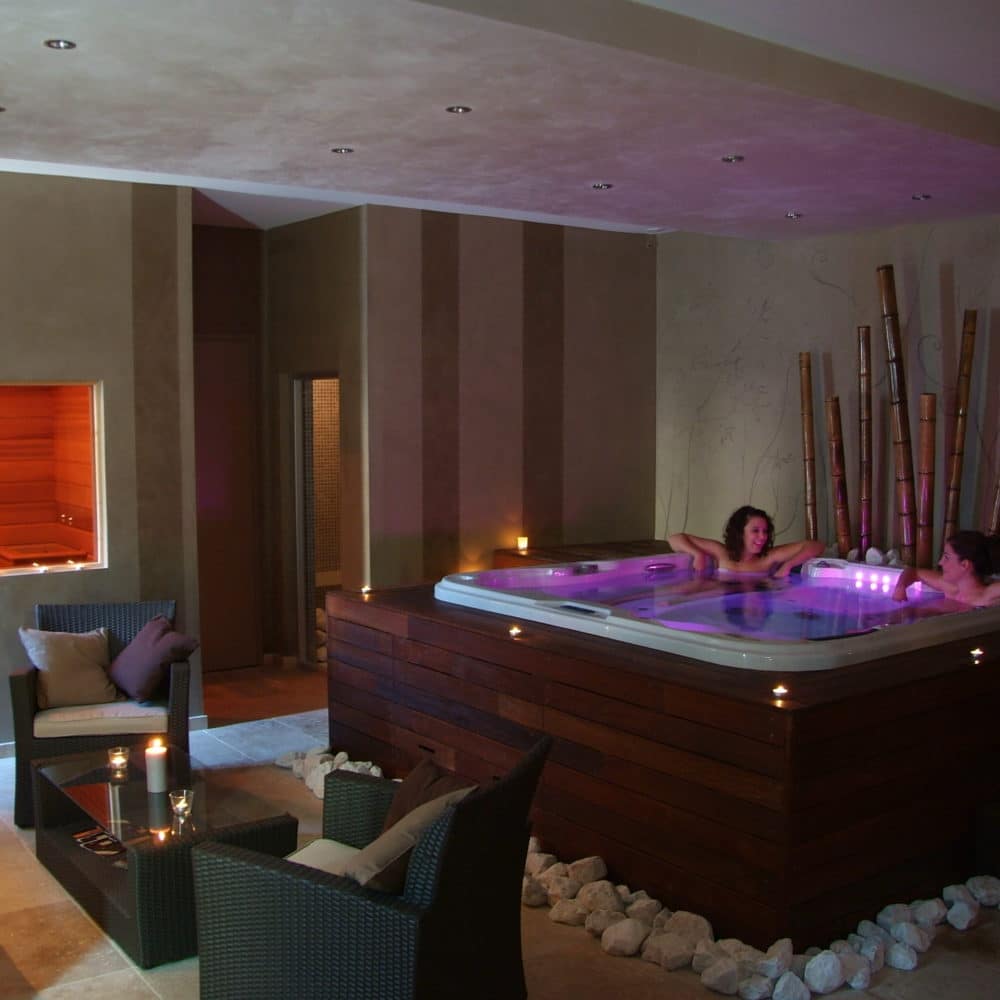 Salle de détente avec jacuzzi et sièges.