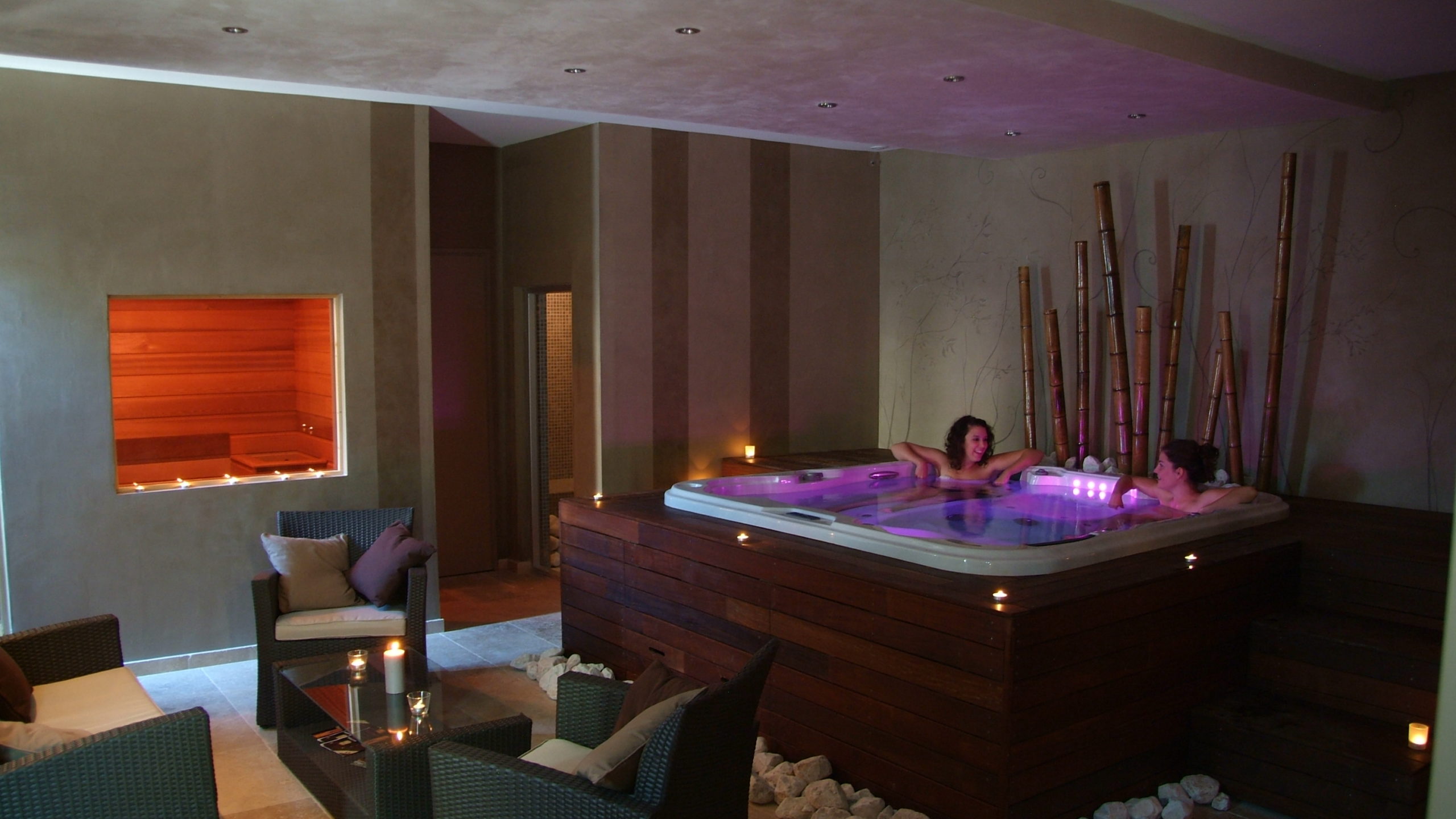 Salle de détente avec jacuzzi et sièges.