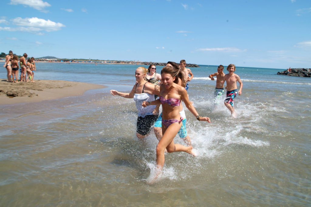 Groupe de jeunes courant sur la plage