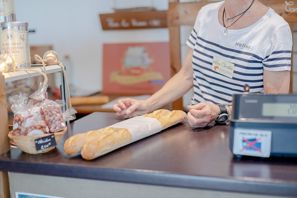 Baguettes sur le comptoir d'une épicerie