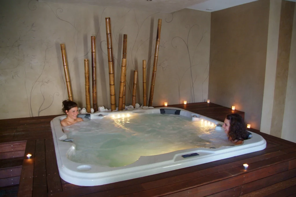 Deux personnes dans un jacuzzi intérieur relaxant.