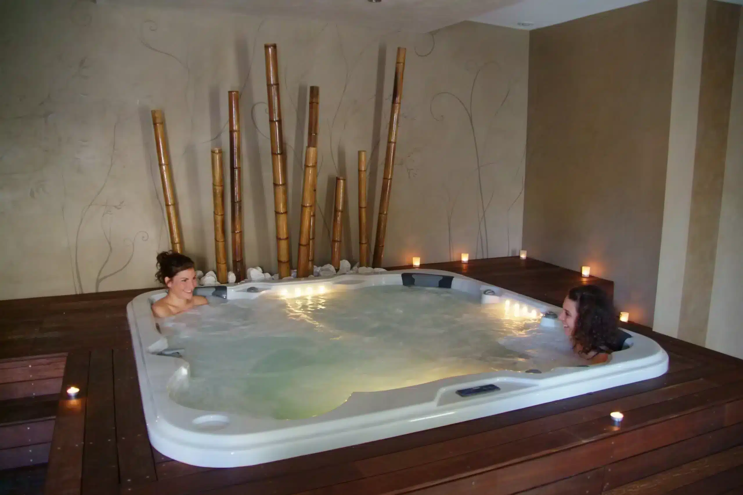 Deux personnes dans un jacuzzi intérieur relaxant.