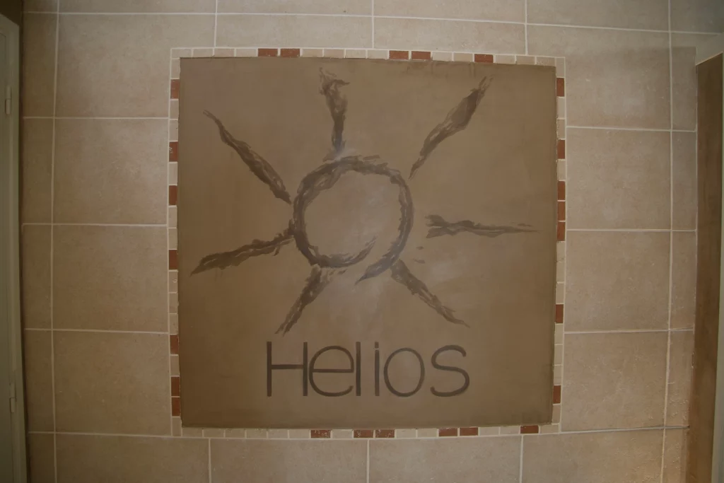 Peinture d'un soleil avec le mot Helios.