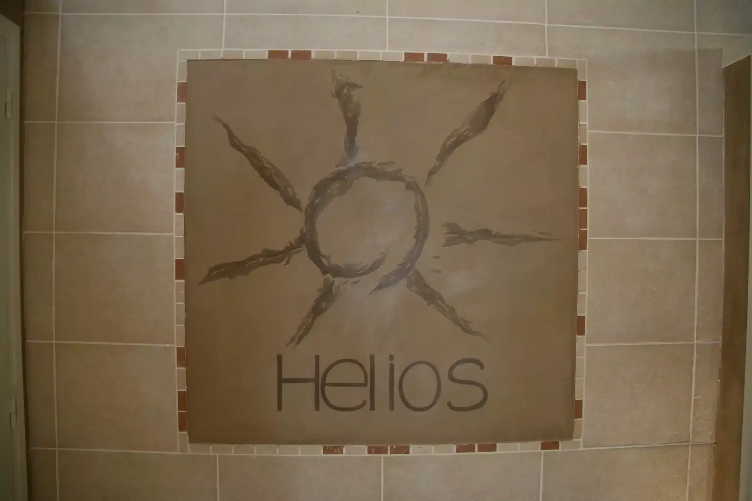 Peinture d'un soleil avec le mot Helios.