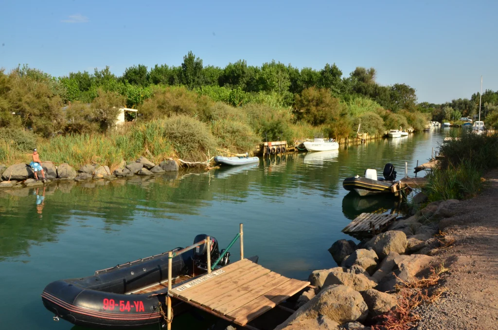 Canal paisible avec petits bateaux amarrés.