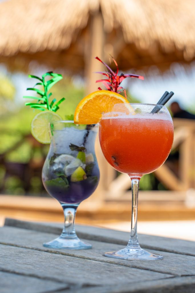 Deux cocktails colorés sur une table en bois