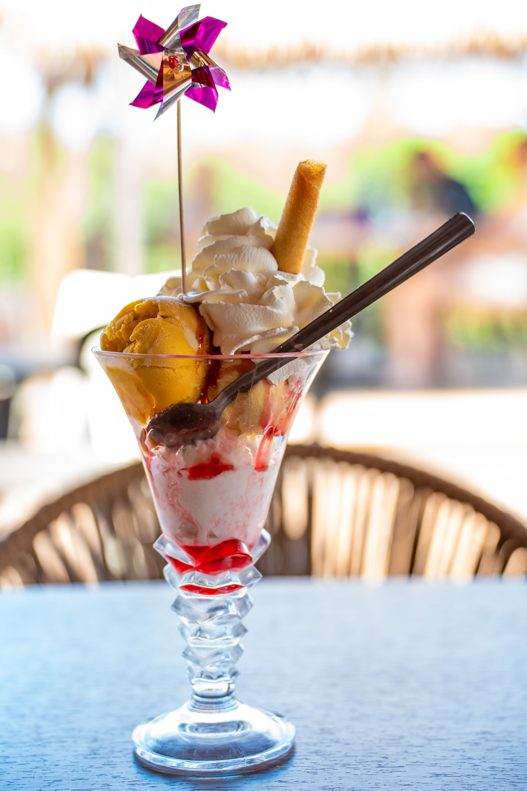 Coupe glacée avec chantilly et décorations colorées.