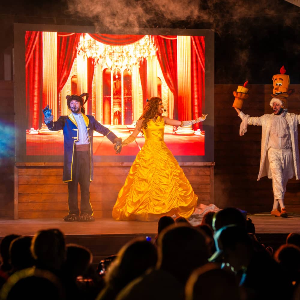 Spectacle de théâtre avec personnages costumés sur scène.