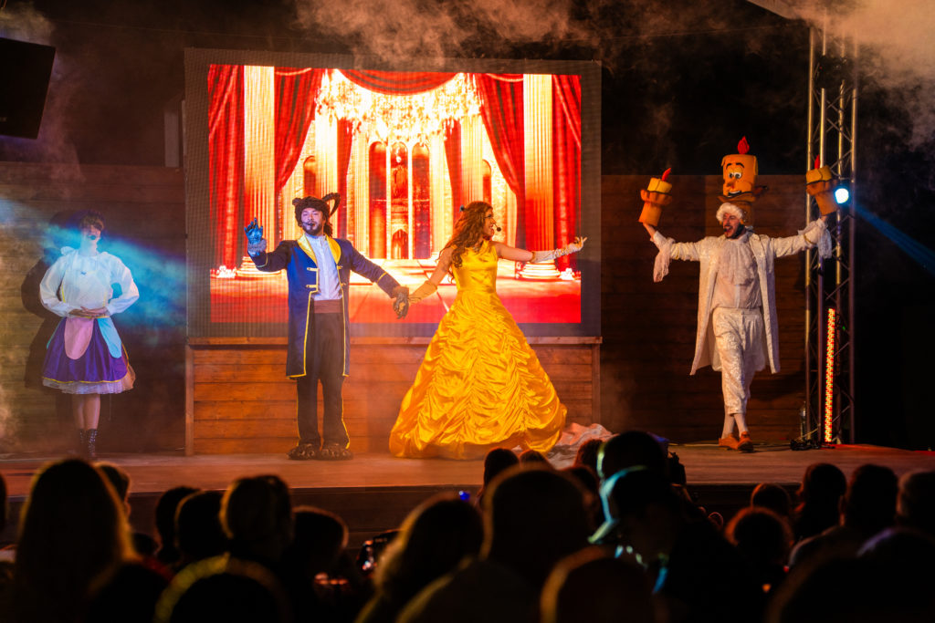 Spectacle de théâtre avec personnages costumés sur scène.