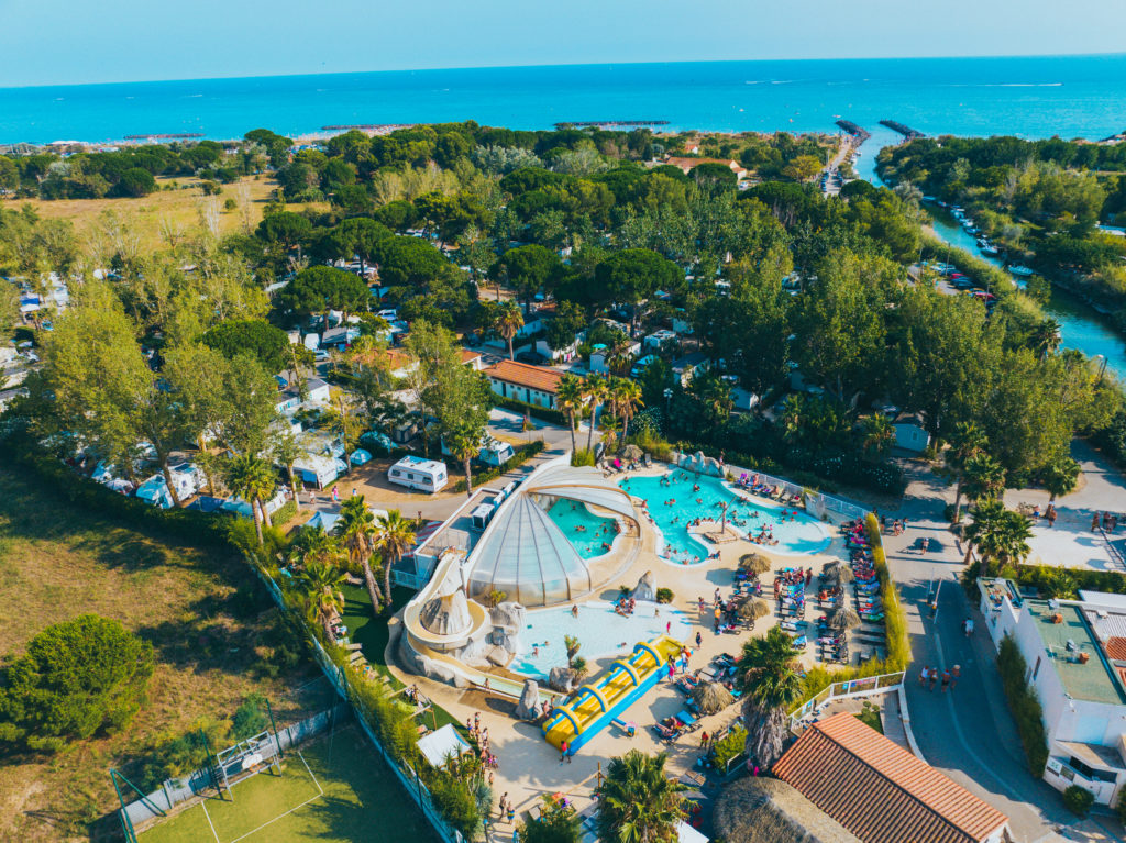 Camping en bord de mer avec piscine et toboggans.