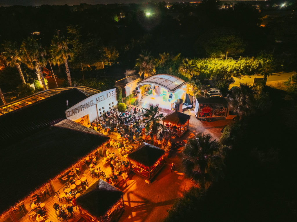 Vue aérienne d'une fête nocturne en camping.