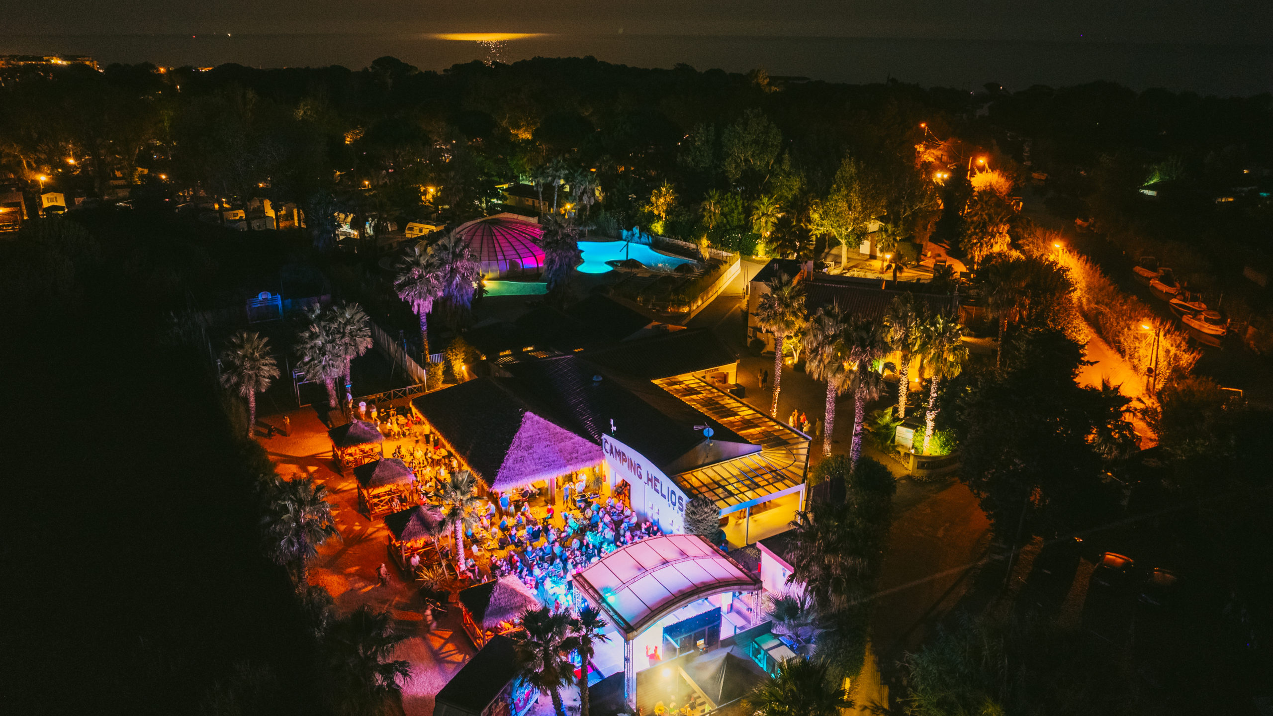 Vue aérienne d'un site coloré de nuit.