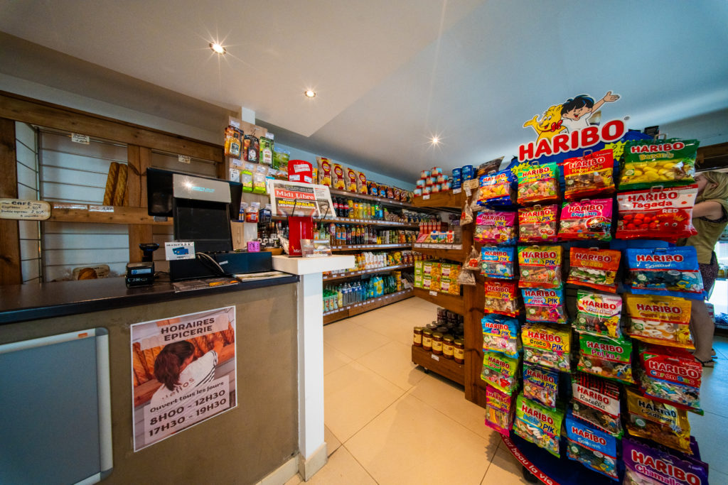 Intérieur d'une épicerie avec produits Haribo.