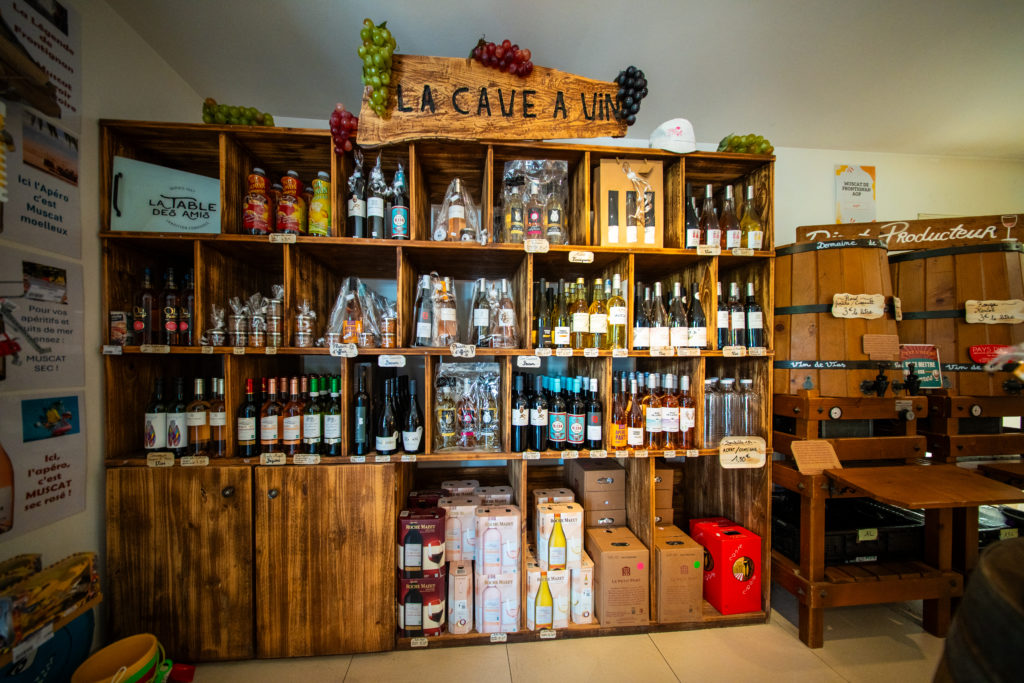 Étagère de vins dans une cave à vin.