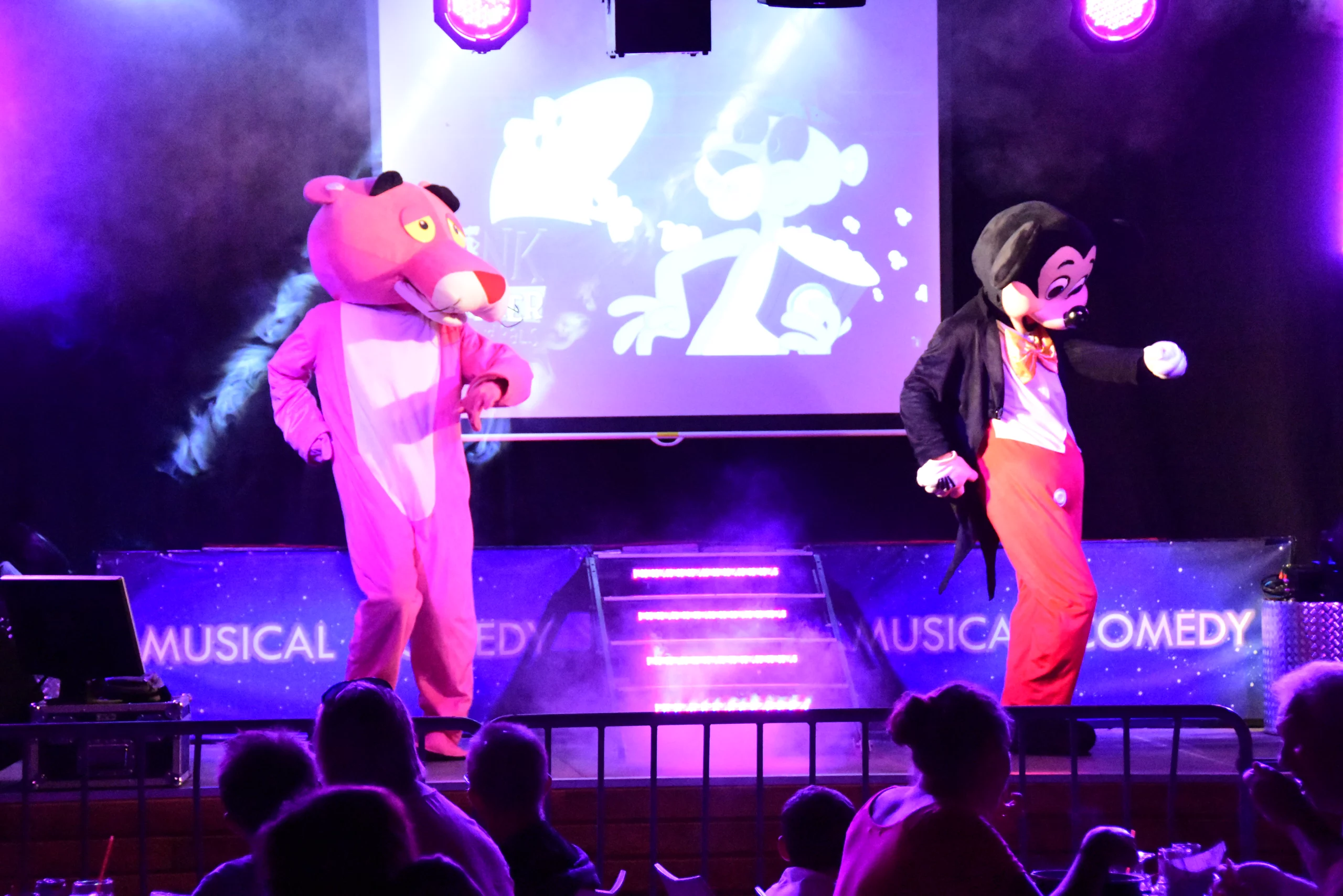 Personnes en costumes sur scène colorée