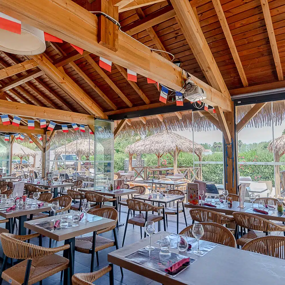 Restaurant en bois décoré de drapeaux français.