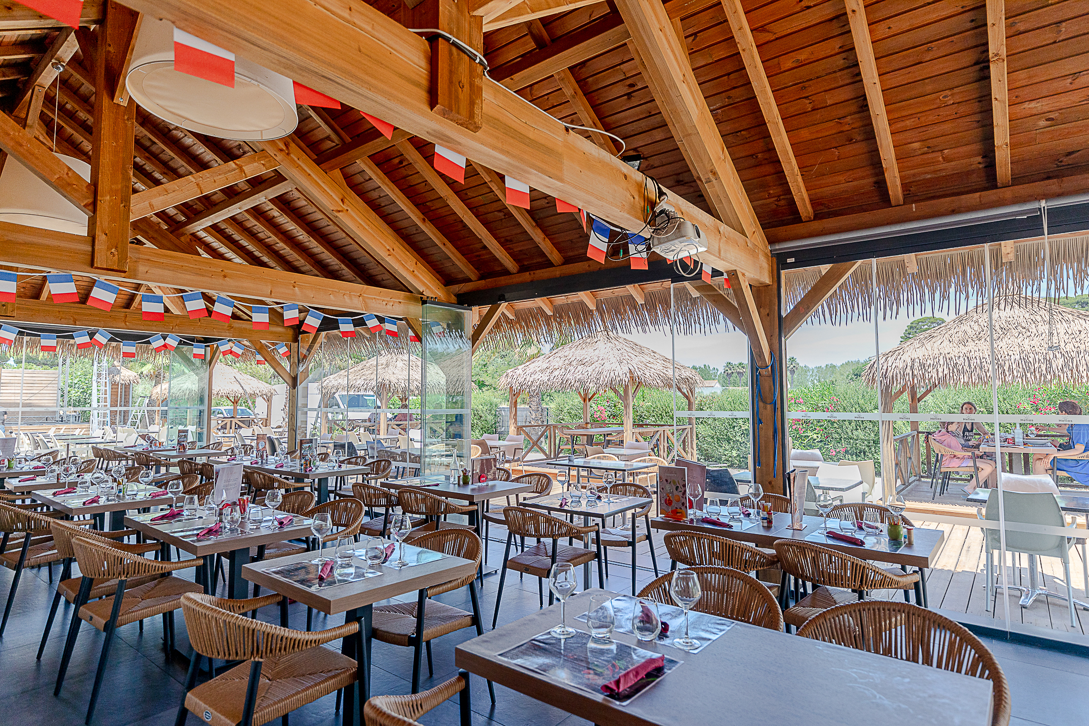 Restaurant en bois décoré de drapeaux français.