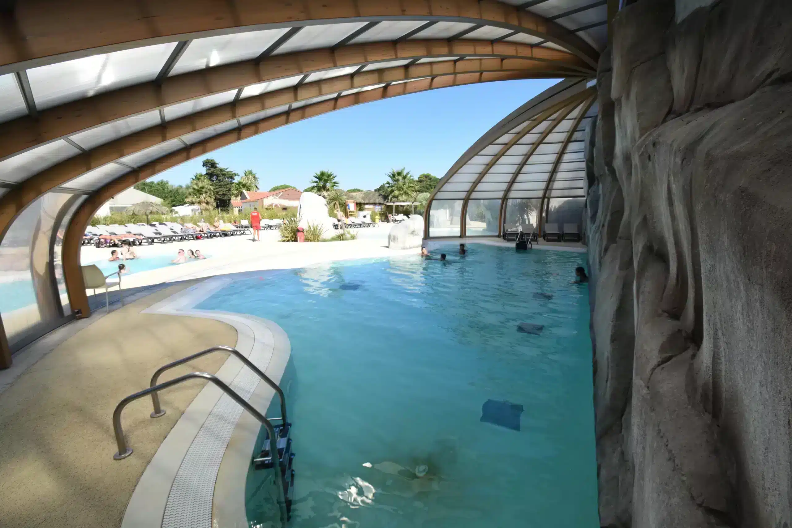 Piscine intérieure et extérieure avec toit ouvrant.