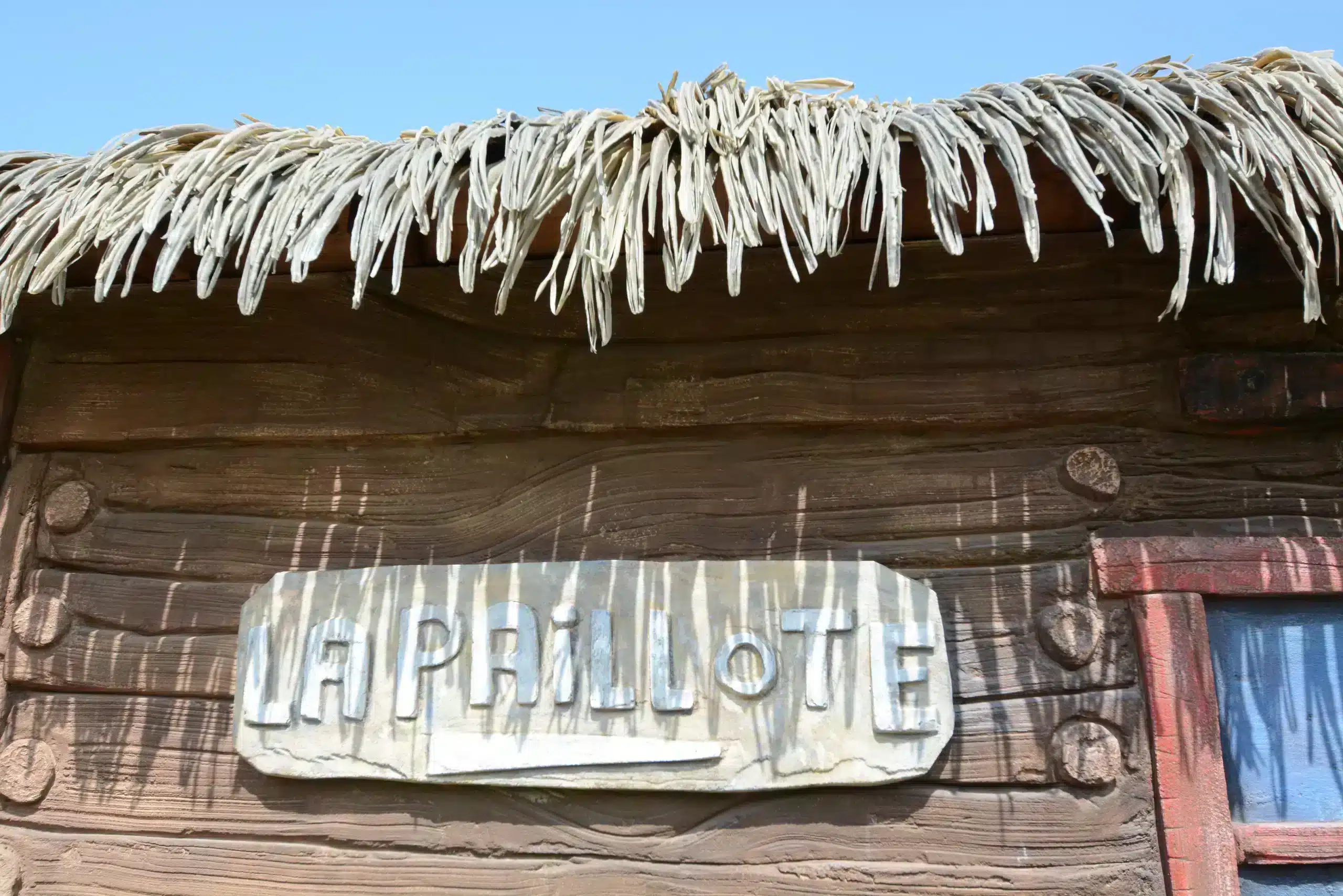 Enseigne avec inscription La PAILLOTE, toit végétal.