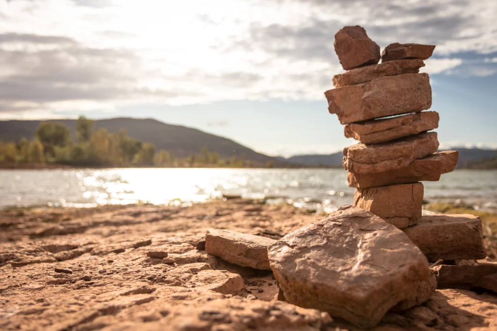 Tas de pierres au bord de l'eau.