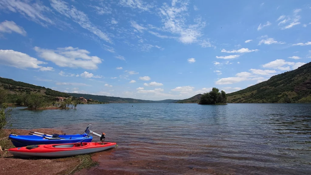 Deux kayaks au bord d'un lac paisible.