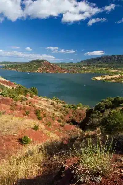 Paysage de lac et collines verdoyantes.