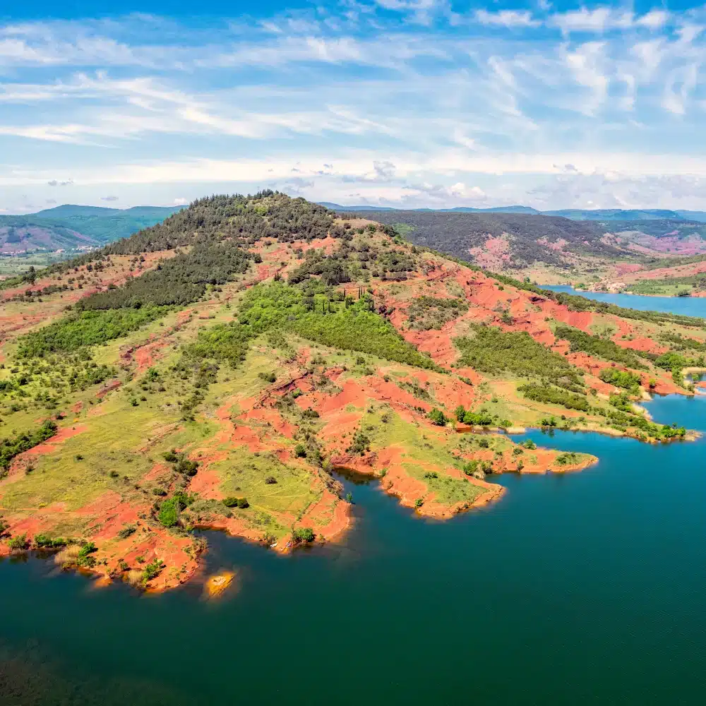 Paysage montagne et lac, ciel bleu, nature.