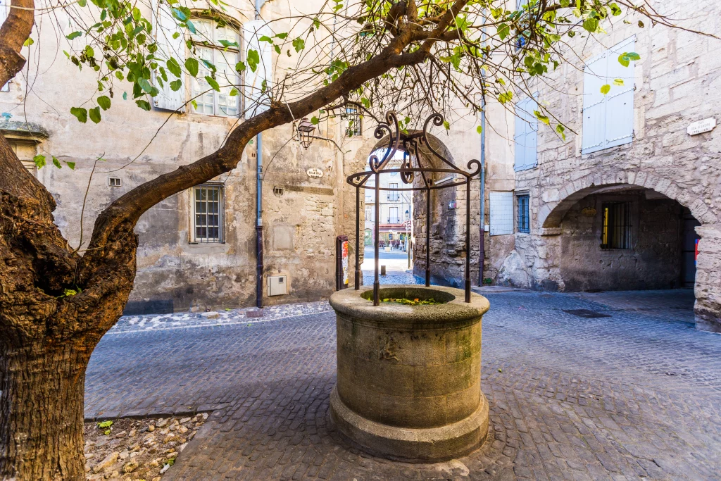 Vieux puits dans une ruelle médiévale charmante.