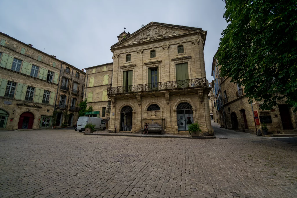 Place médiévale avec bâtiments historiques en pierre.