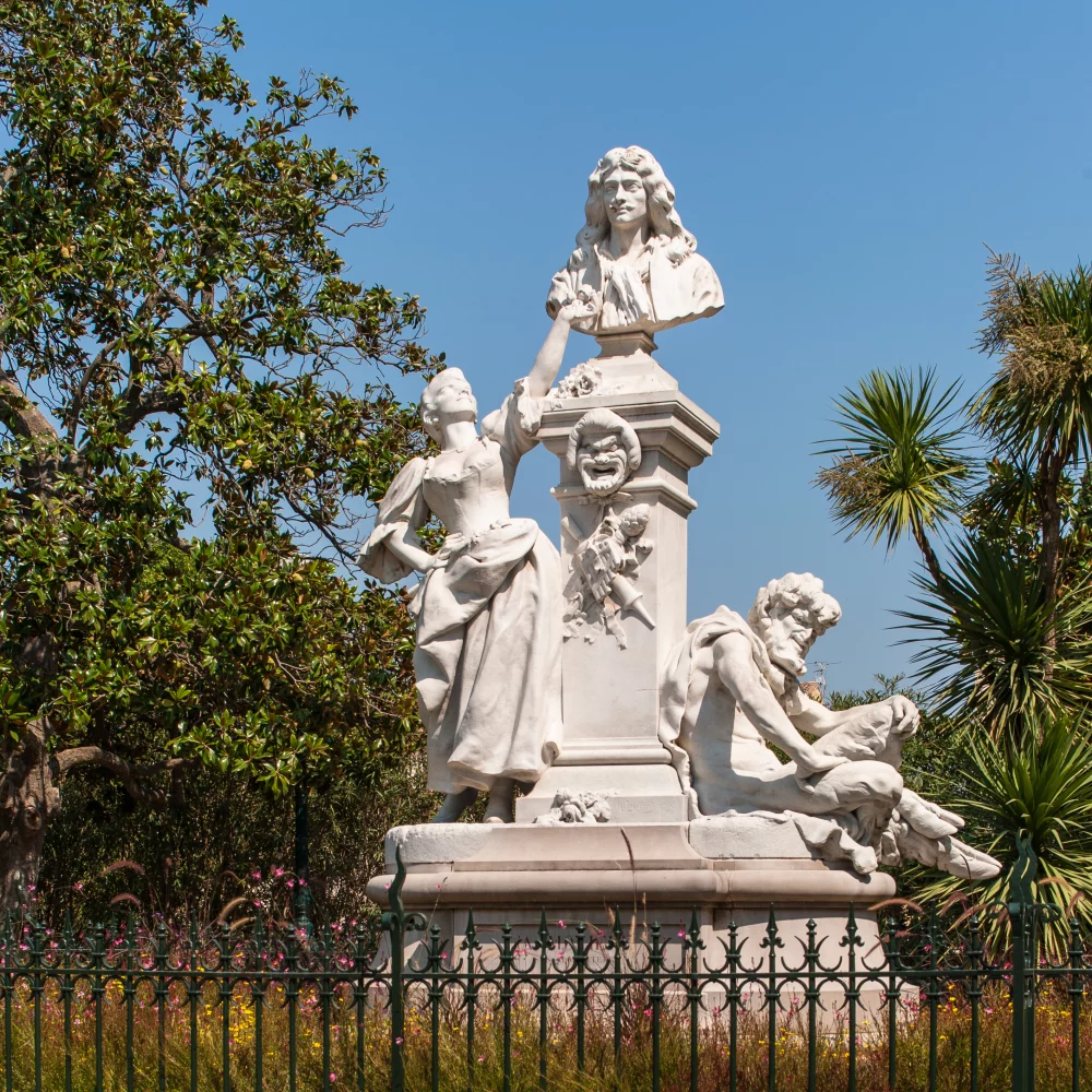 Statue monumentale dans un jardin verdoyant.