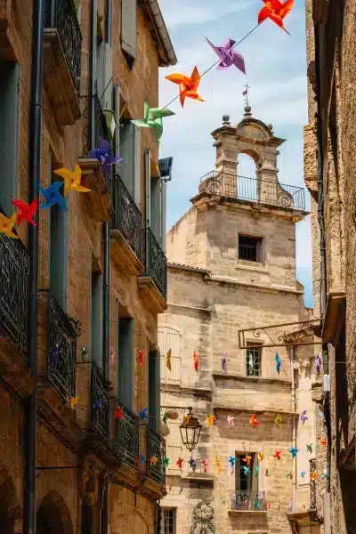 Rue décorée de moulins à vent colorés.