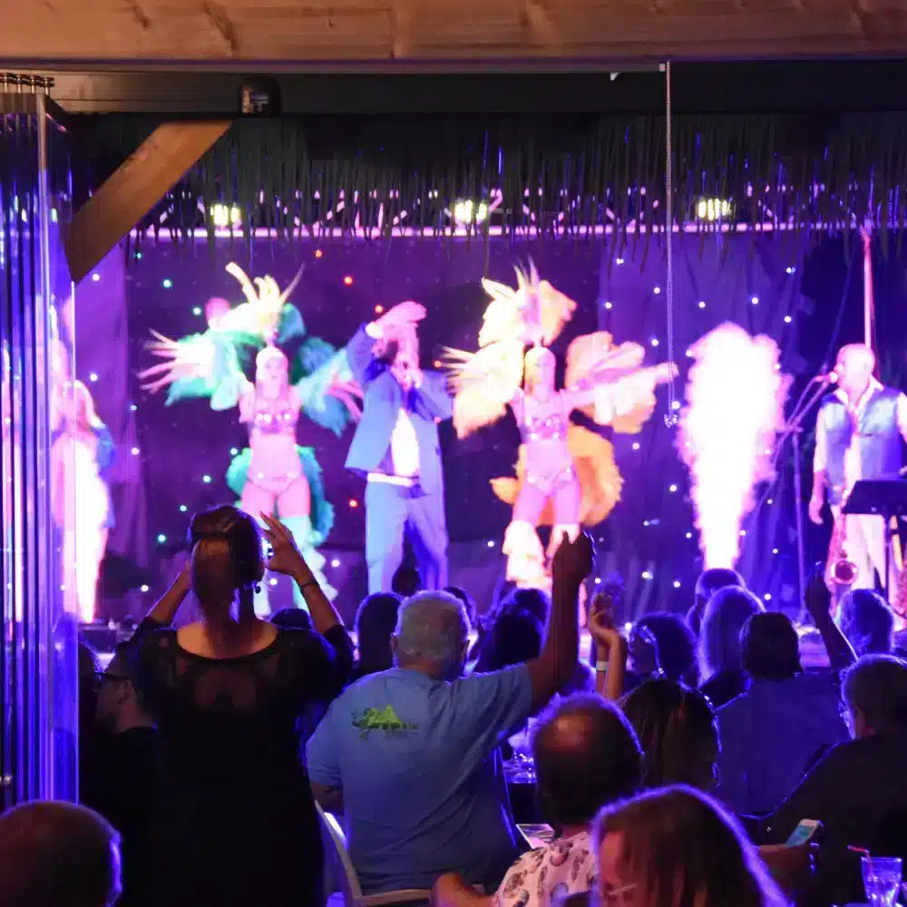 Spectacle de danse coloré sur scène.