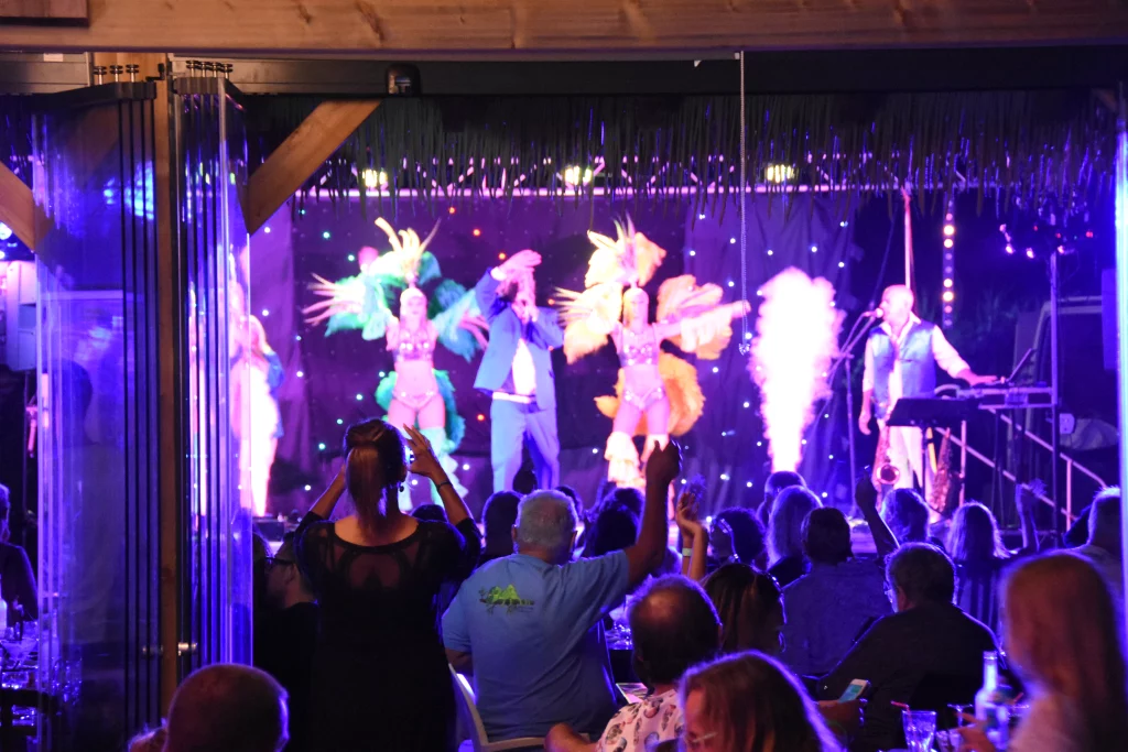 Spectacle de danse coloré sur scène.