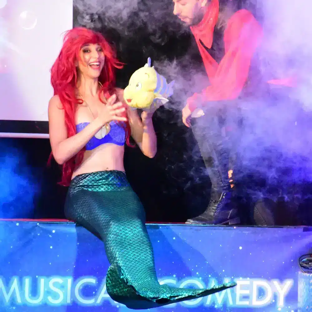 Spectacle sirène et homme dans la fumée, couleur vive.