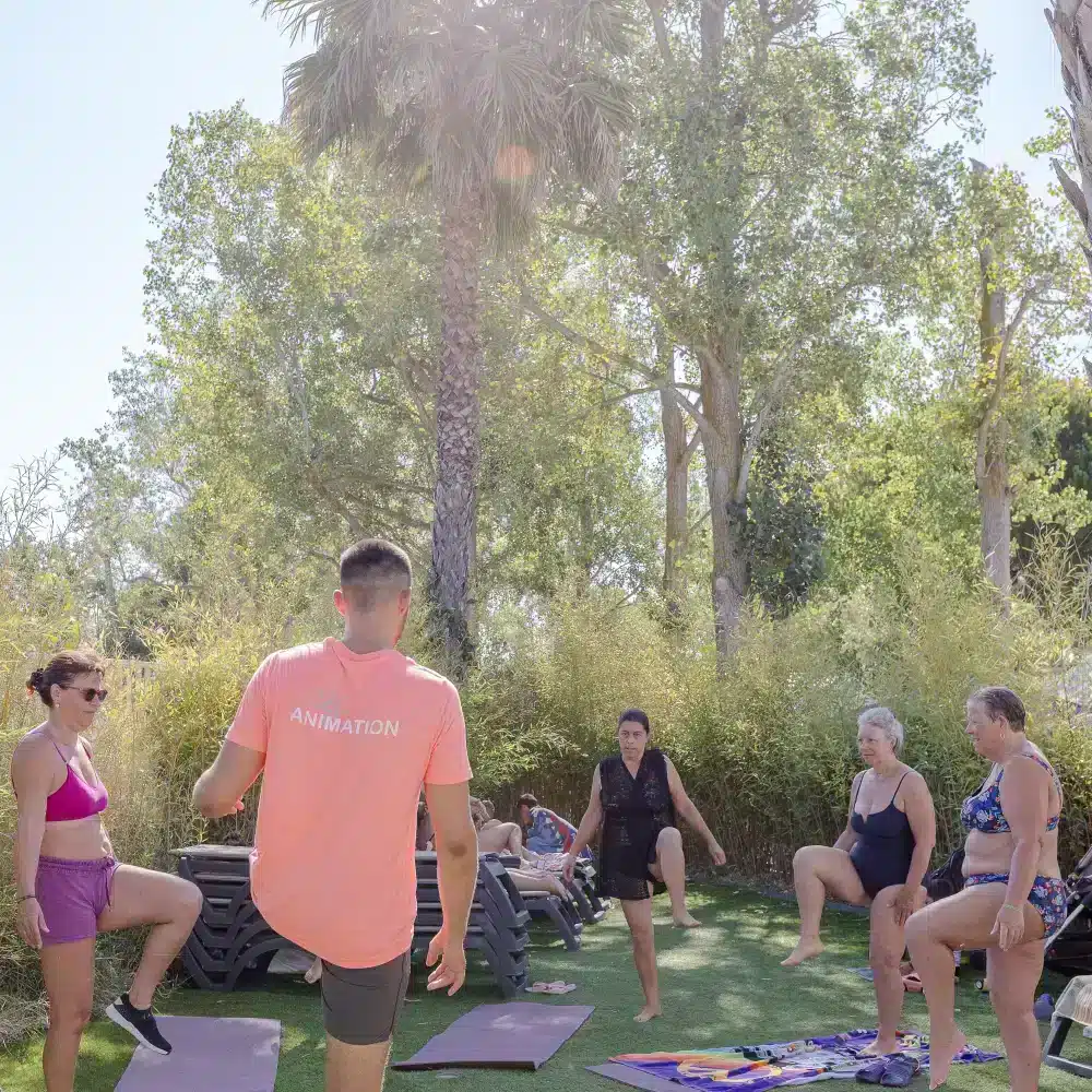Exercice collectif en plein air près des arbres.