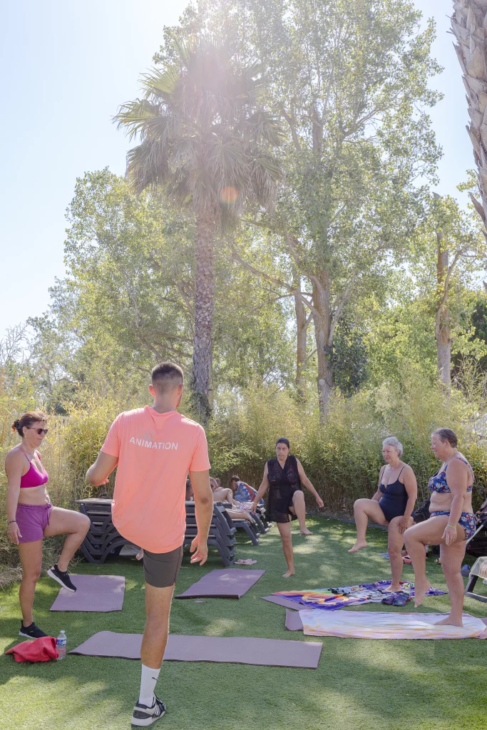 Exercice collectif en plein air près des arbres.
