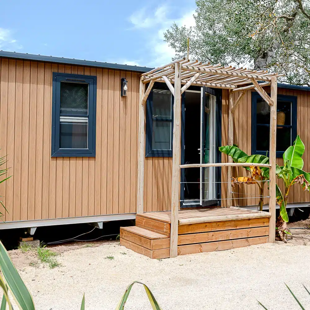 Mobil-home moderne en bois avec terrasse.