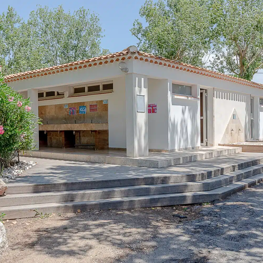 Bâtiment sanitaire moderne avec escalier extérieur.