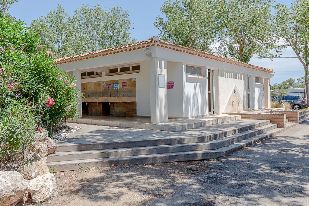 Bâtiment sanitaire moderne avec escalier extérieur.
