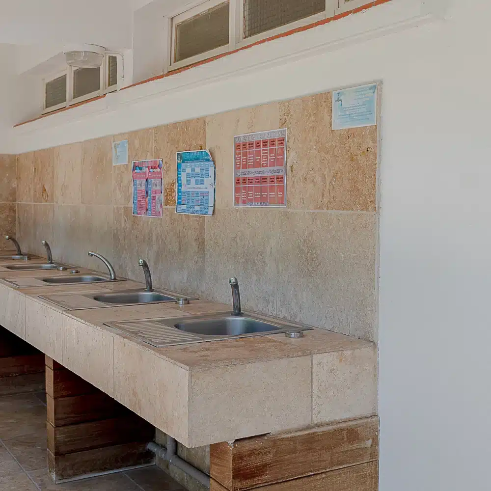 Évier de cuisine commune en marbre beige.