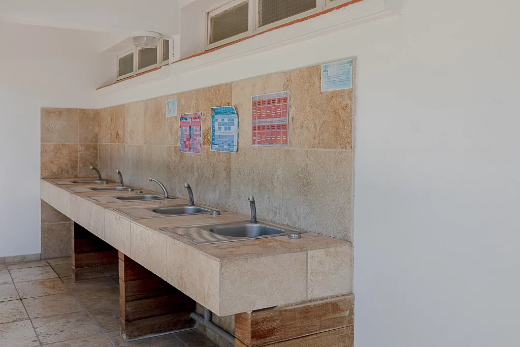 Évier de cuisine commune en marbre beige.