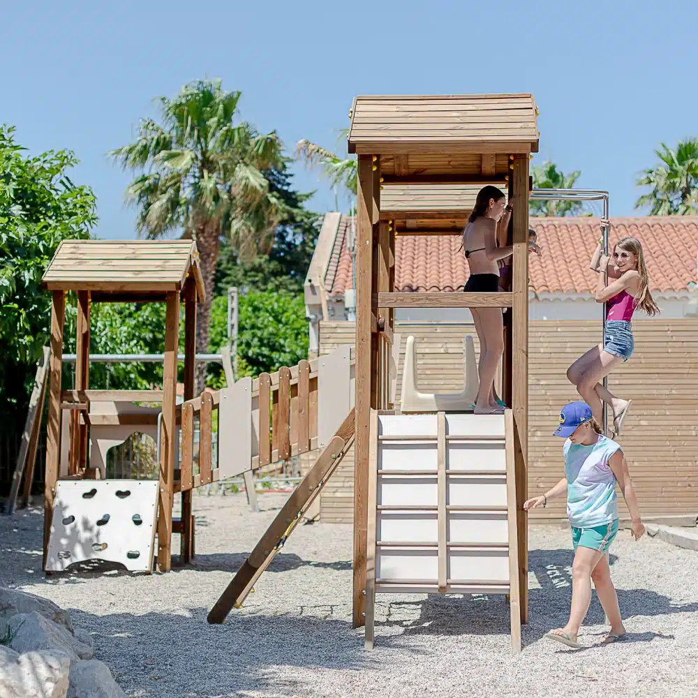 Enfants jouant dans une aire de jeux.