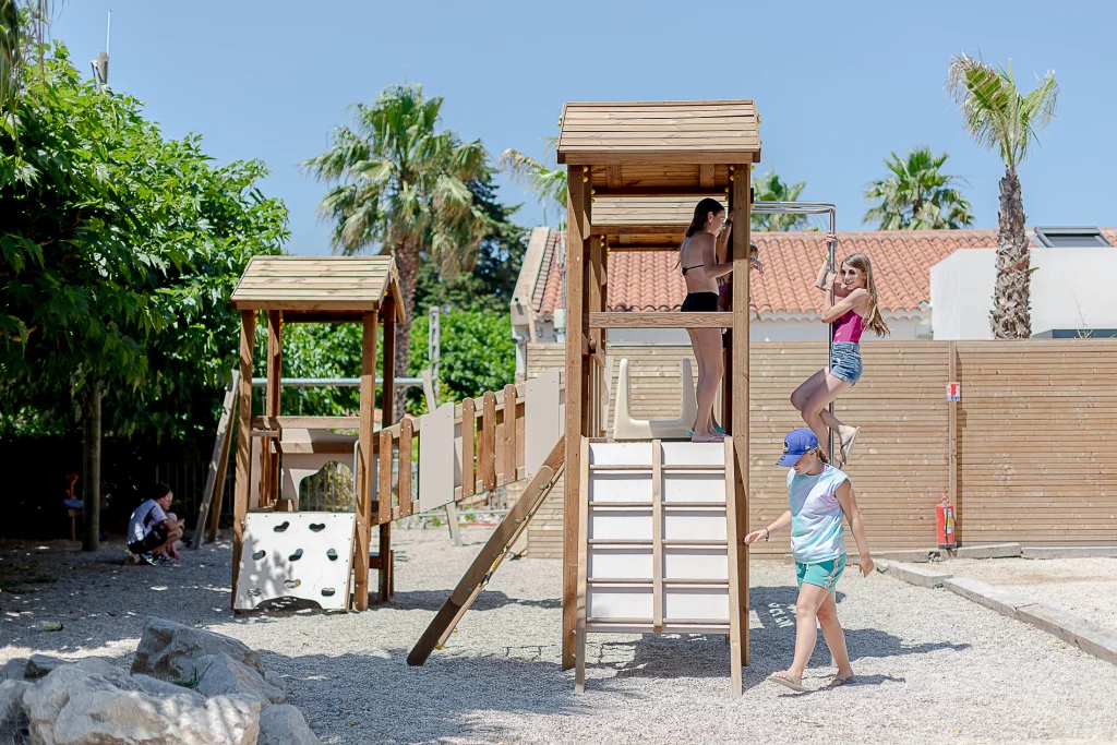 Enfants jouant dans une aire de jeux.