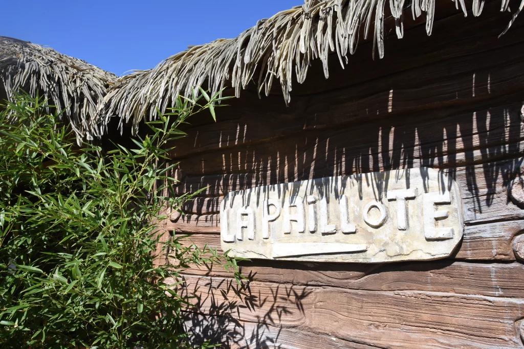 Entrée en bois avec toit de chaume.